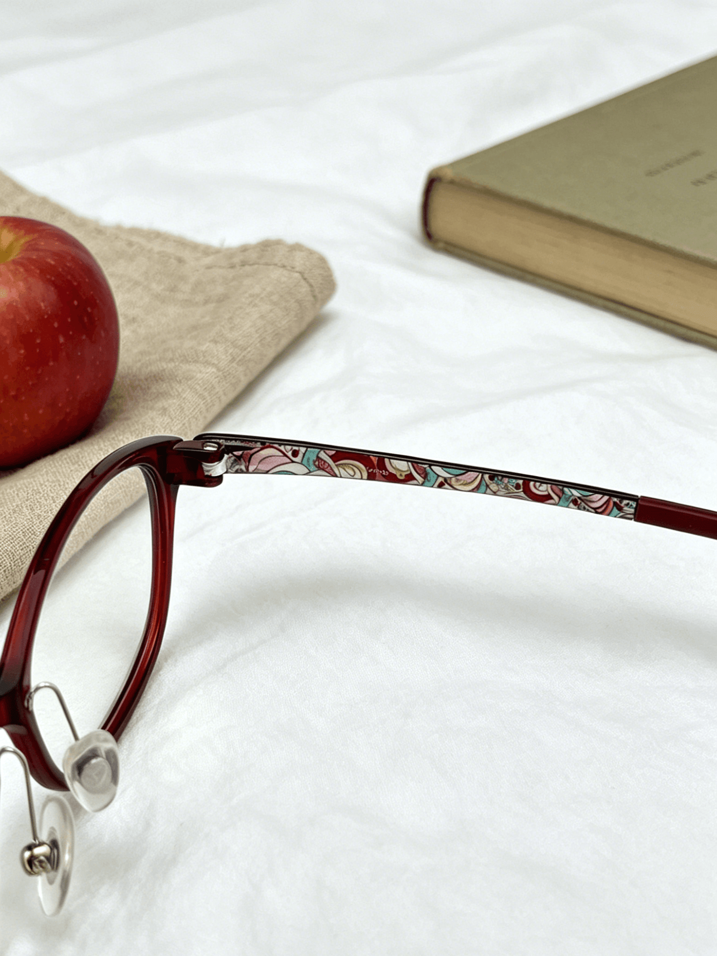 Cat eye glasses V Pai 2322U retro glamour design close-up