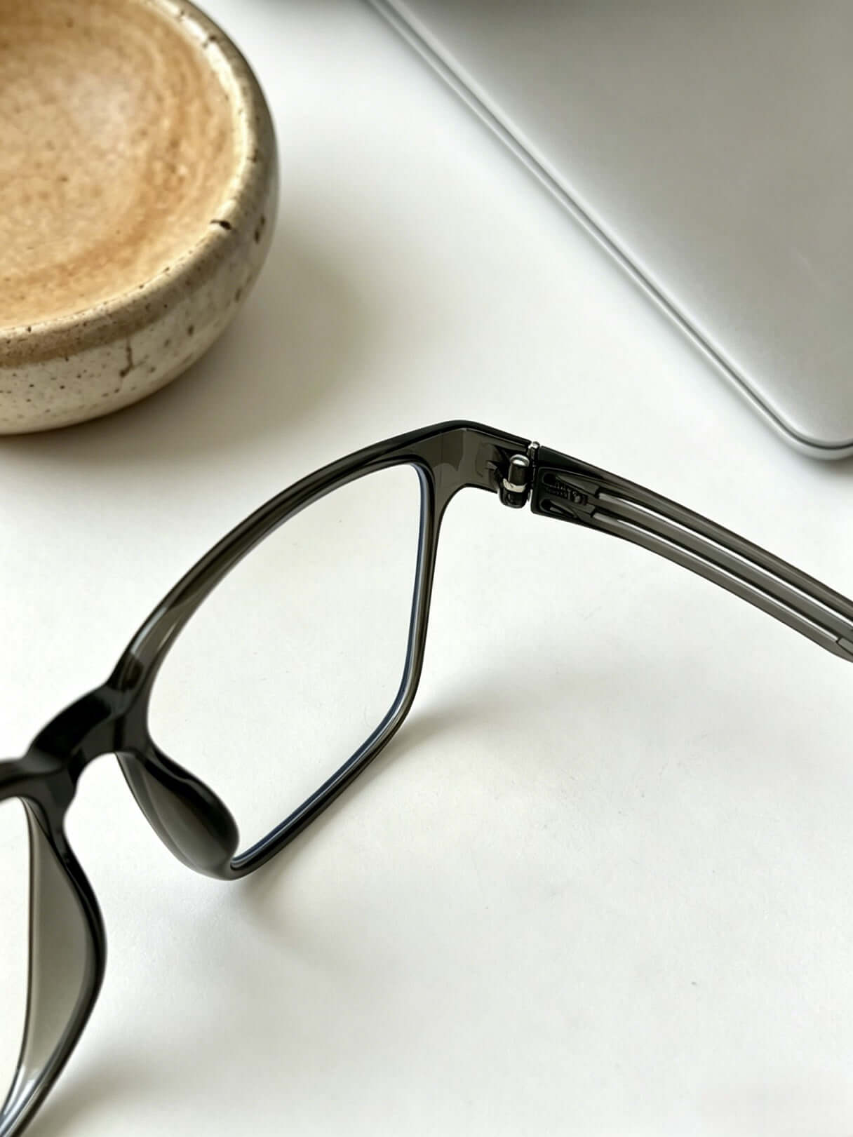 Square eyewear V Pai 2326U bold contemporary frame detail