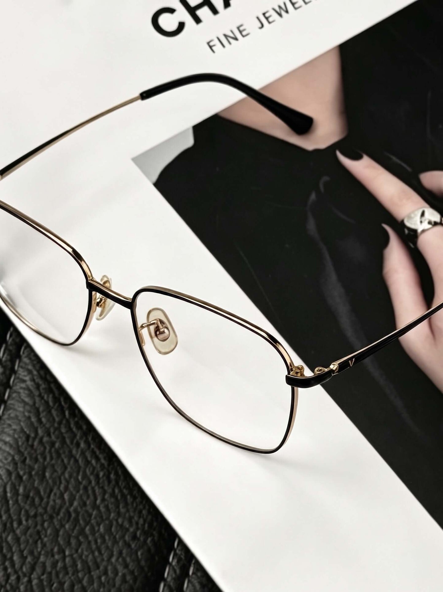Office lady glasses V Pai 2624 professional style close-up